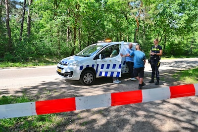 48 vaten drugsafval gevonden in Riethoven, politie en gemeente ter plaatse