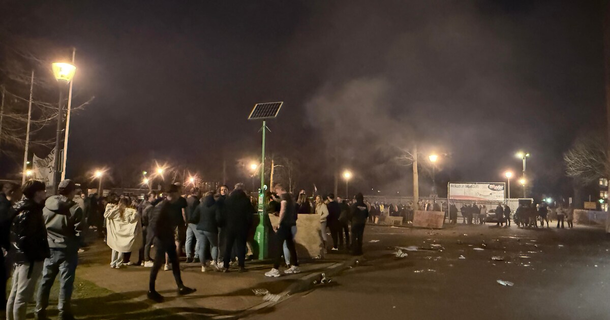 Demonstratie tegen azc in Berlicum: gemeentehuis bekogeld met eieren, vuurwerk afgestoken