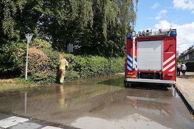 Straat loopt onder water door gesprongen leiding in Dongen