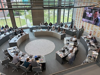 Hij moest er lang om zeuren, maar Theo Heller heeft nu ‘zijn’ nooddeur in de raadszaal