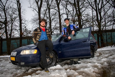 Koen en Marvin rijden 7500 kilometer naar Gambia om naaimachines te repareren