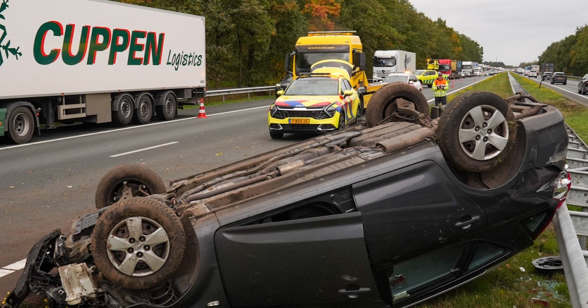 Auto slaat over de kop op A67 bij Liessel, bijna uur vertraging richting Venlo