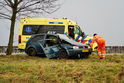 Automobilist verliest controle over het stuur en botst tegen boom aan in Dussen, één inzittende gewo