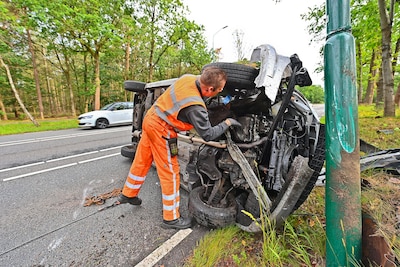 Auto botst tegen lantaarnpaal en eindigt zijwaarts op de weg in Waalre
