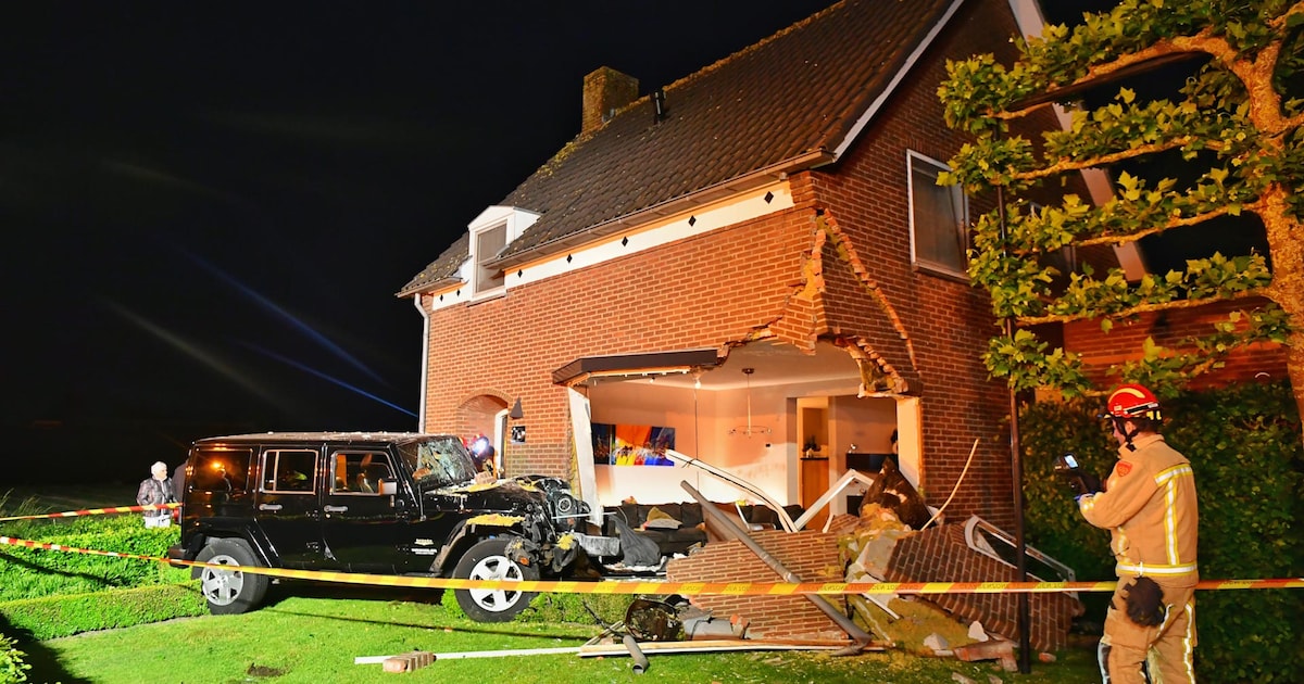Auto rijdt woning binnen in Budel terwijl bewoners in tuin voetbal kijken