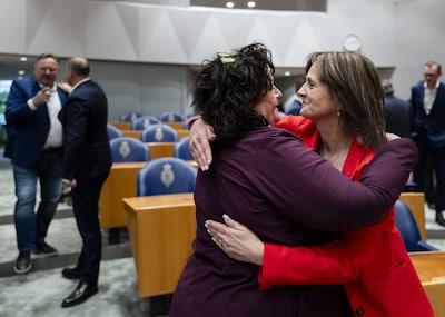 Tranen, Elvis en afscheid van ‘karaktertjes’: zo zwaaiden zeventig Kamerleden af