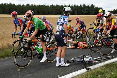 LIVE Tour de France Femmes | Wiebes onderuit in vijfde etappe, Visma-ploegleider Van Emden haalt uit naar Vollering: ‘Aanstelgedrag’