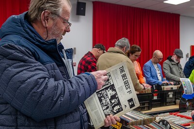 Snuffelen tussen prentenboeken en klassieke lp’s: jong en oud zoekt naar pareltjes in Helwijkse Blok