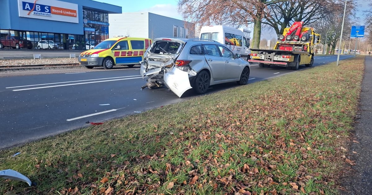 Auto verliest bumper na botsing met taxibusje in Horst