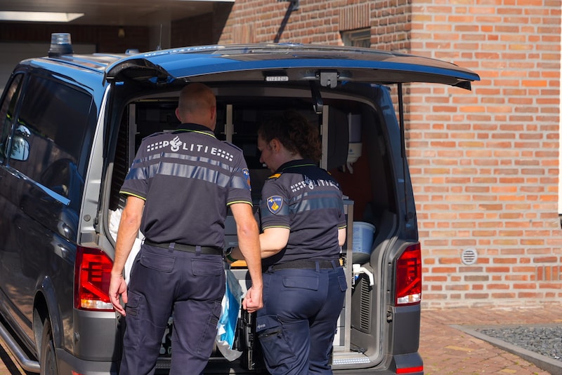Rechercheurs van de Forensische Opsporing doen onderzoek bij de woning in Nistelrode, waar een dode binnen werd aangetroffen.