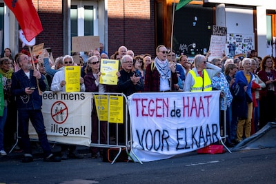 Tegenstanders scanderen ‘vol is vol’ terwijl anderen juist vluchtelingen welkom heten bij protest in