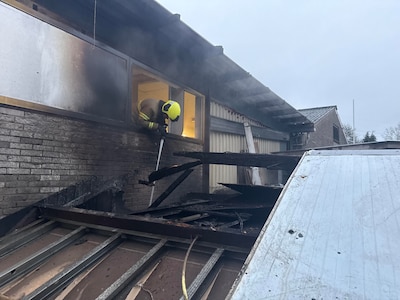 Brand breekt uit in schuur naast vuurwerkwinkel Den Bosch, veel schade aan dak