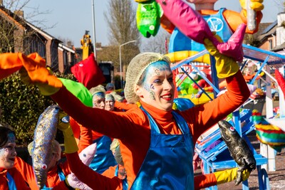 Fraaie wagens, actuele thema’s en pech in optocht Wintelre