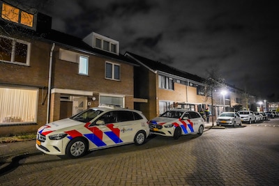 Vrouw betrapt meerdere inbrekers in haar Eindhovense woning, politie doorzoekt de buurt