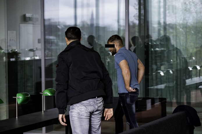 ricardo-de-v-komt-aan-bij-de-rechtbank