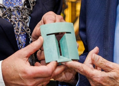 Joke Roovers ontvangt Tilburg Trofee bij afscheid wijkraad