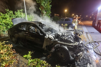 Geparkeerde Mercedes verwoest door vlammen in Eindhoven, vierde autobrand in korte tijd
