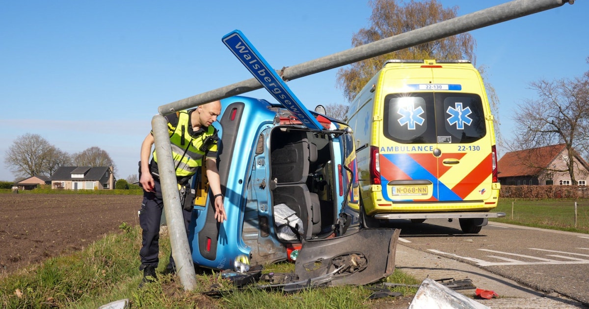 Auto op zijkant bij botsing op kruising in Deurne, straatnaambord uit de grond gereden
