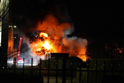 Jonge monteur (20) loopt brandwonden op bij grote brand in loods van autobedrijf in Raamsdonksveer