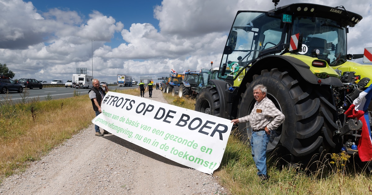 Loonwerkers met spandoek tijdens boerenprotest bij de Moerdijkbrug