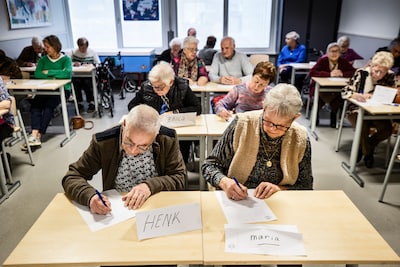 Twee generaties maken op Nuenens College samen een feest van Ouderendag
