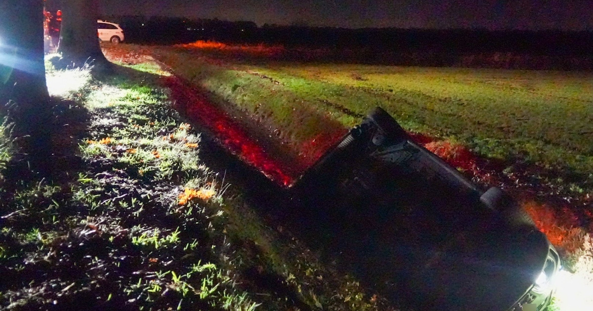Auto belandt ondersteboven in sloot bij Deurne: man wordt bevrijd en moet met spoed naar ziekenhuis
