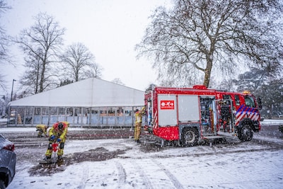 Dak van Nuenense schaatstent zakt in door zware sneeuwlaag, brandweer moet in actie komen
