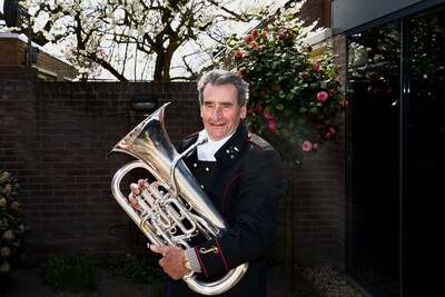 Na 73 jaar muziek blaast Johan (79) gewoon nog lekker door
