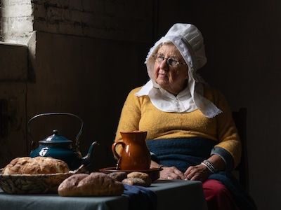 Thea debuteert op haar 90ste als melkmeisje: ‘Zeg maar melkweefke’