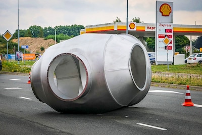 Enorme koker valt van vrachtwagen af in Eindhoven, te hoge lading klapt tegen verkeersbord