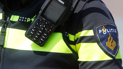 Tilburgse wijkagent (61) en zijn vriendin (23) aangehouden door arrestatieteam