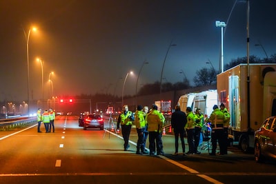 A2 bij Eindhoven dicht voor onderzoek naar heftige crash: gestolen voertuig vol met censoren rijdt r