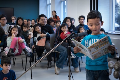 Wan-an (5) leest graag voor in het Chinees, en hij is niet de enige