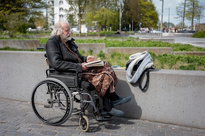 Meneer Leeuwenberg (82) zit in een rolstoel bij station Tilburg: of mensen hem ‘een stukje kunnen du
