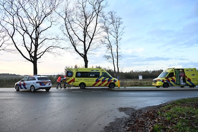 Sleuf in wegdek: drie wielren­ners vallen in Chaam en moeten naar ziekenhuis