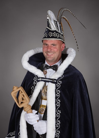 Prins Ton d’n 2e van De Veenmollen gooit de klinkers even aan de kant