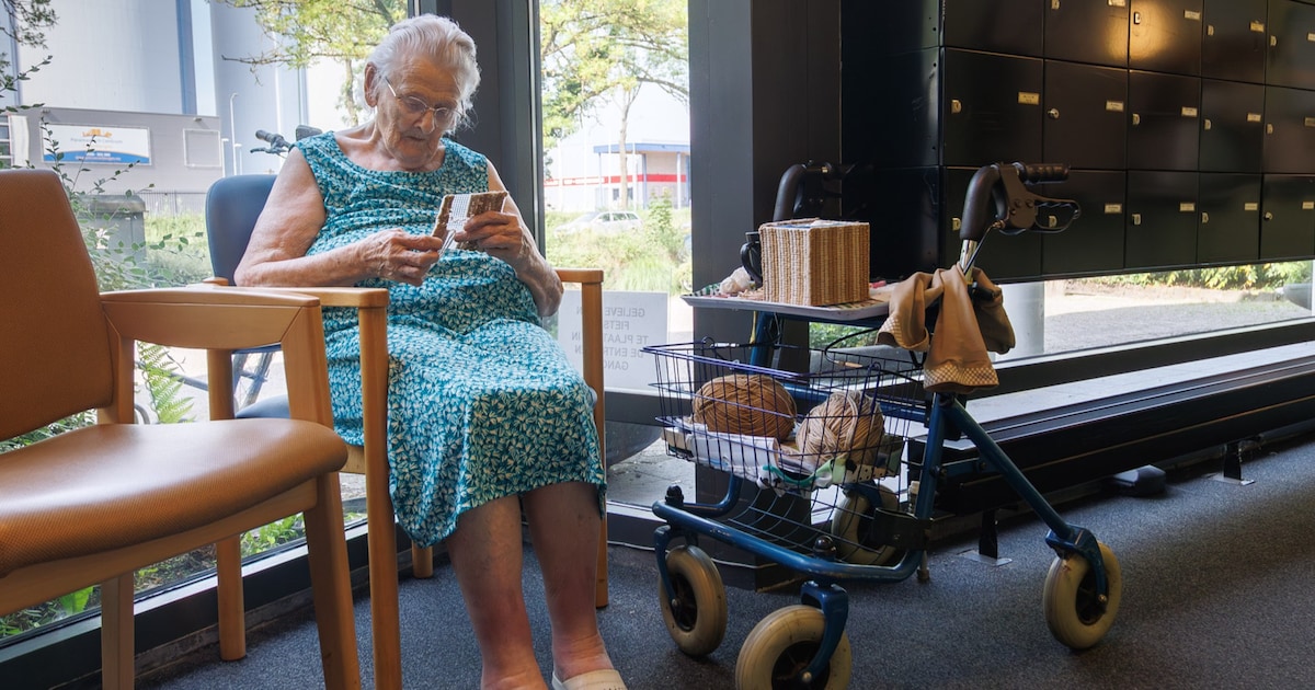 Truus (95) probeert hitte in senioren­flat in Zevenbergen te overleven: ‘Als de bel gaat, trek ik sn