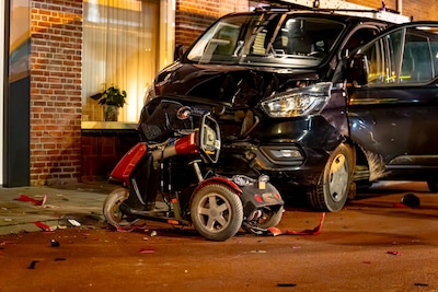 Ernstig ongeluk met scootmobiel in Tilburg: bestuurster zwaargewond na botsing met bestelbus