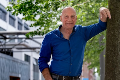 Steve (68) leerde zijn Nederlandse vrouw kennen in zijn pyjama: ‘In Engeland hebben we veel zelfspot
