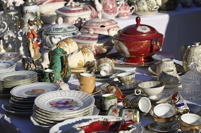 Kasteeltuinmarkt in Helmond met 200 kramen vol vintage, antiek en brocante