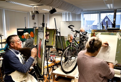 Docent José zet haar fiets midden in de kamer, en dan kan de Nuenense klas aan de slag