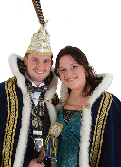 Prins Michiel en prinses Janne trekken met carnaval de kar in Eersel