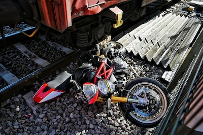 Motor onder trein bij spoorovergang Oisterwijk: bestuurder ongedeerd, geen treinen tussen Tilburg en