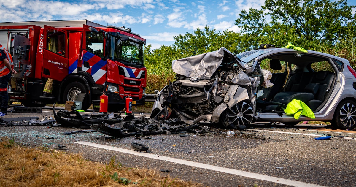 Drie zwaargewonden bij frontale botsing op de N612 bij Lierop