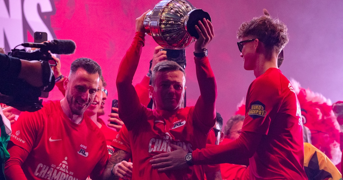 Tranen bij AZ-captain Jordy Clasie wanneer iedereen in Alkmaar losgaat bij huldiging na bekerwinst