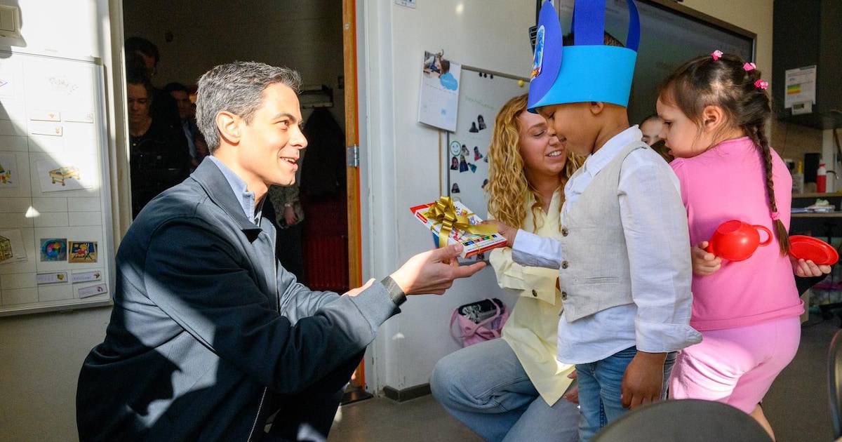Premier Rob Jetten geeft stiften cadeau aan de jarige Yahye (5) tijdens werkbezoek aan Roosendaal