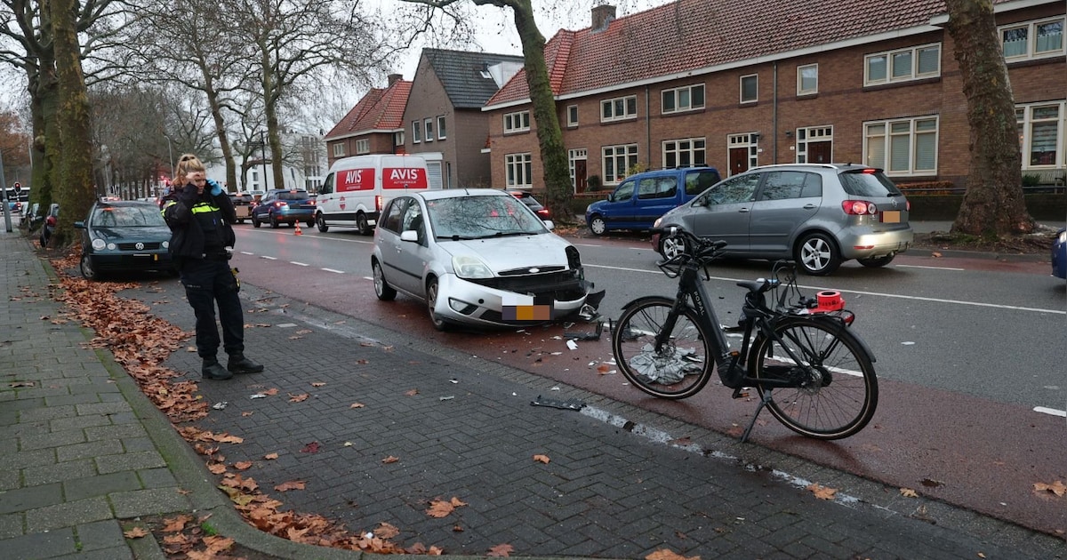 Fietser raakt gewond bij botsing met auto: jongen naar het ziekenhuis gebracht