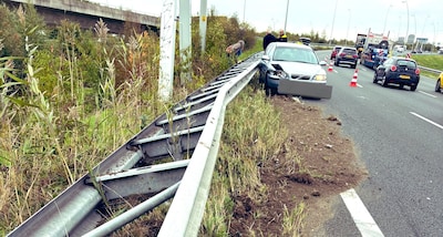 Auto botst tegen vangrail op A2 bij Best