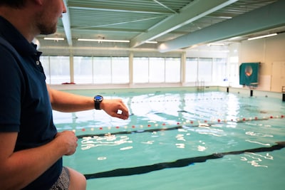 Een vol zwembad en toch ziet niemand de drenkeling: bedrijf uit Eindhoven ontwikkelt techniek om bad