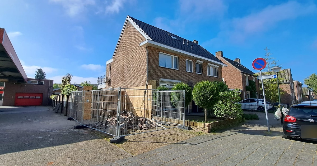 Grote ravage nadat bestelbus auto in woning ramt in Geldrop, bestuurder nog niet aangehouden